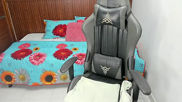 Holly 22 online show from 03-17-25, 12:04