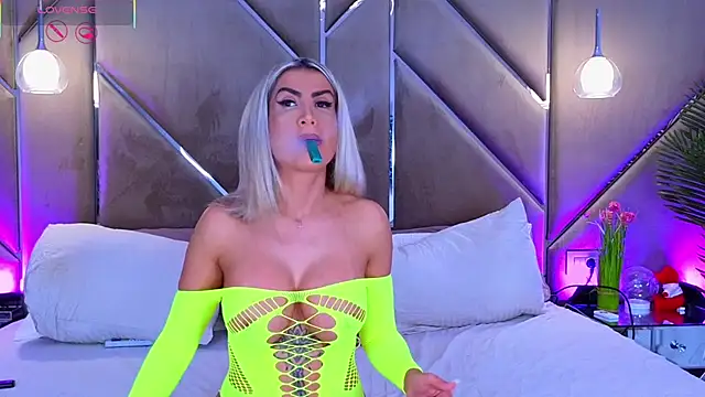 Snapshot of Lellie__ chatting on 10-11-25, 04:38 Lellie online show from 10-11-25, 04:38