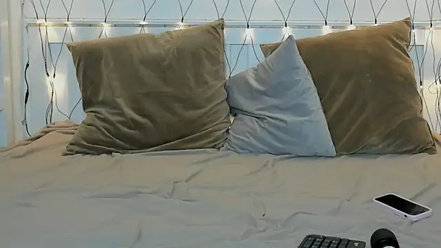 Snapshot of EmilyEclair chatting on 02-24-25, 05:09 EmilyEclair online show from 02-24-25, 05:09