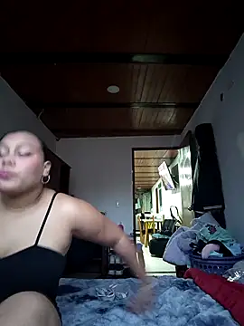 Snapshot of CHLOE_ISABELL chatting on 11-06-25, 10:32 CHLOE ISABELL online show from 11-06-25, 10:32