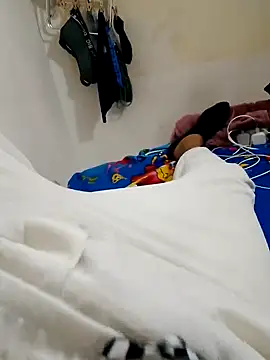 Snapshot of OutsizedPistol chatting on 10-17-25, 08:28 OutsizedPistol online show from 10-17-25, 08:28