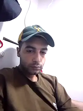 Snapshot of OutsizedPistol chatting on 10-28-25, 01:31 OutsizedPistol online show from 10-28-25, 01:31