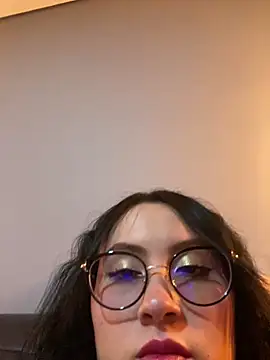 ValentinaOrtiz3 online show from 12-18-25, 02:50