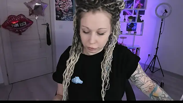 Snapshot of HoneySallyMoore chatting on 10-10-25, 06:18 HoneySallyMoore online show from 10-10-25, 06:18