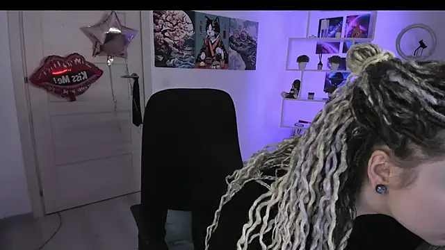 Snapshot of HoneySallyMoore chatting on 10-18-25, 07:25 HoneySallyMoore online show from 10-18-25, 07:25