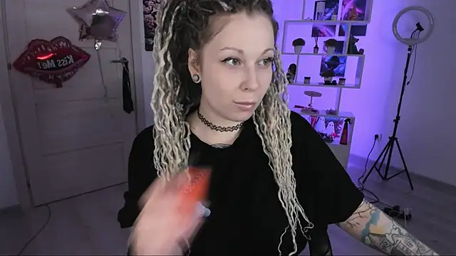 Snapshot of HoneySallyMoore chatting on 10-22-25, 03:45 HoneySallyMoore online show from 10-22-25, 03:45