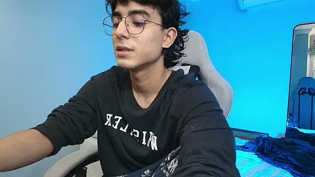 Snapshot of salvatore_montt chatting on 10-30-25, 04:03 salvatore montt online show from 10-30-25, 04:03