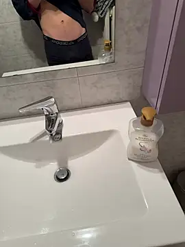 Manuhot001 online show from 02-14-25, 06:12