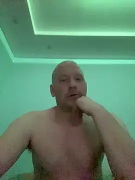 Krzysiekg123 online show from 02-04-26, 06:25