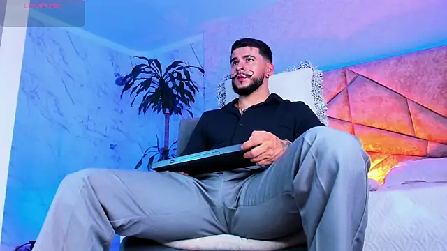 Snapshot of DickGriffith_ chatting on 10-12-25, 11:31 DickGriffith online show from 10-12-25, 11:31