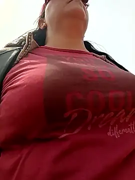 Snapshot of promiscuous-indecent-momm chatting on 04-13-26, 03:06 promiscuous-indecent-momm online show from 04-13-26, 03:06