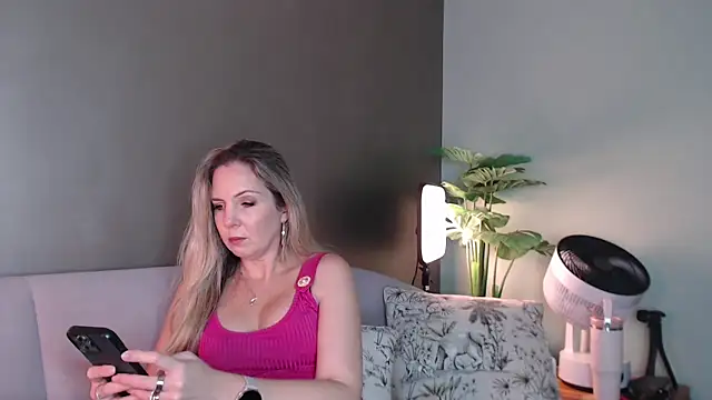 Snapshot of luscious-Lilly chatting on 09-18-25, 10:50 luscious-Lilly online show from 09-18-25, 10:50