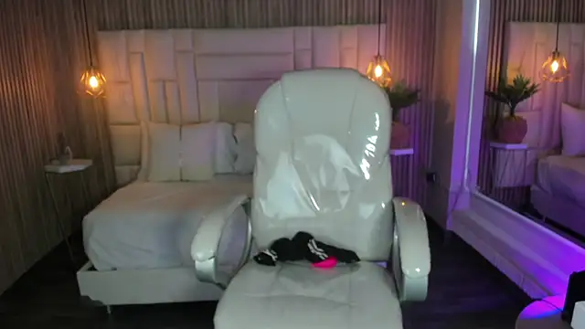 MelanieHillss online show from 10-10-25, 04:22