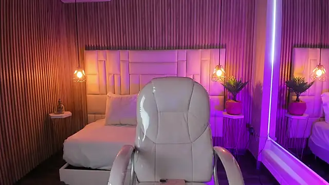 MelanieHillss online show from 11-25-25, 04:45