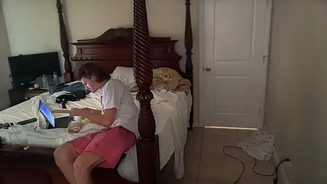 Snapshot of greekmythics chatting on 11-16-25, 10:15 greekmythics online show from 11-16-25, 10:15