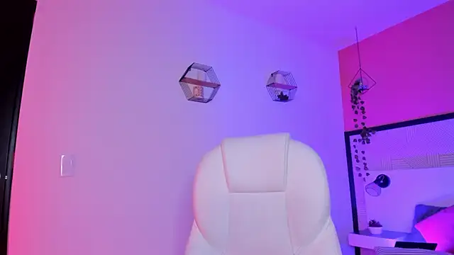 Bella walker  online show from 04-16-26, 09:39