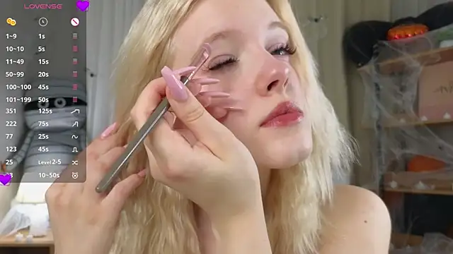 Snapshot of EdlaHewell chatting on 11-06-25, 11:22 EdlaHewell online show from 11-06-25, 11:22