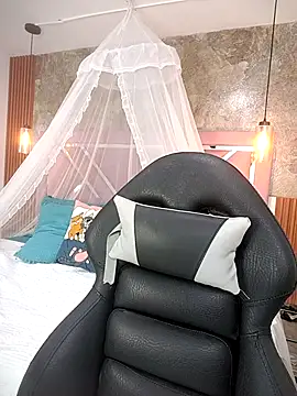 EmmaSulivan online show from 10-14-25, 11:44