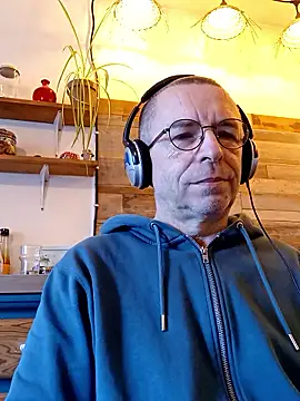 Snapshot of Xavspank2 chatting on 01-06-26, 09:02 Xavspank2 online show from 01-06-26, 09:02