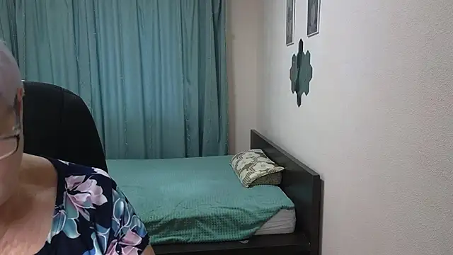 Snapshot of Sandra_Snowflake chatting on 10-27-25, 12:20 Sandra Snowflake online show from 10-27-25, 12:20