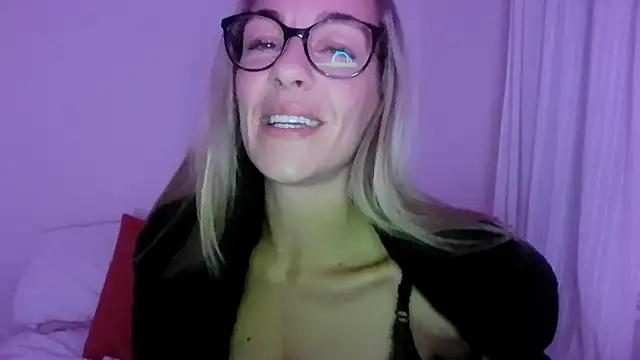 Snapshot of Edenfox- chatting on 10-25-25, 08:58 Edenfox- online show from 10-25-25, 08:58