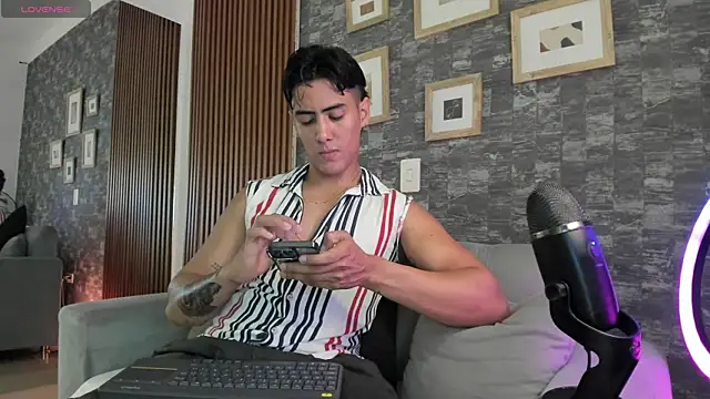 Taylercross online show from 11-25-25, 06:52