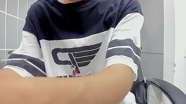 Snapshot of Johann_sex chatting on 09-15-25, 04:18 Johann sex online show from 09-15-25, 04:18