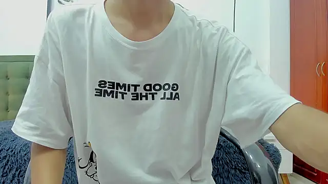 Snapshot of Johann_sex chatting on 11-21-25, 04:27 Johann sex online show from 11-21-25, 04:27