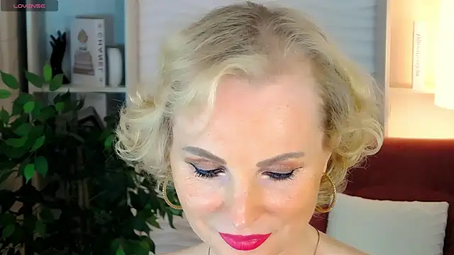Snapshot of Sandra_Kind chatting on 09-14-25, 06:01 Sandra Kind online show from 09-14-25, 06:01