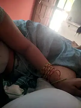 Snapshot of indian_couple4 chatting on 11-06-25, 08:04 indian couple4 online show from 11-06-25, 08:04