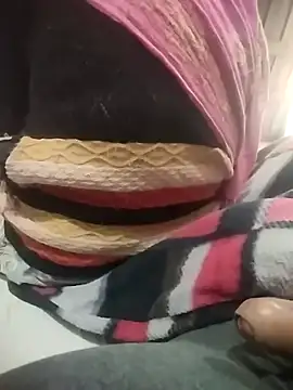 Snapshot of indian_couple4 chatting on 12-17-25, 10:32 indian couple4 online show from 12-17-25, 10:32