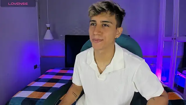 Snapshot of Allex_Cano chatting on 02-22-25, 05:35 Allex Cano online show from 02-22-25, 05:35