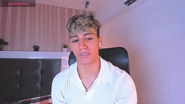 Snapshot of Allex_Cano chatting on 02-24-25, 01:10 Allex Cano online show from 02-24-25, 01:10