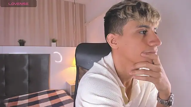 Snapshot of Allex_Cano chatting on 02-24-25, 04:15 Allex Cano online show from 02-24-25, 04:15