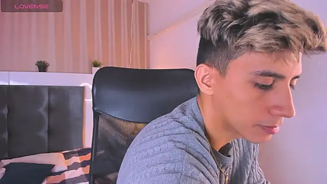 Snapshot of Allex_Cano chatting on 02-25-25, 06:31 Allex Cano online show from 02-25-25, 06:31