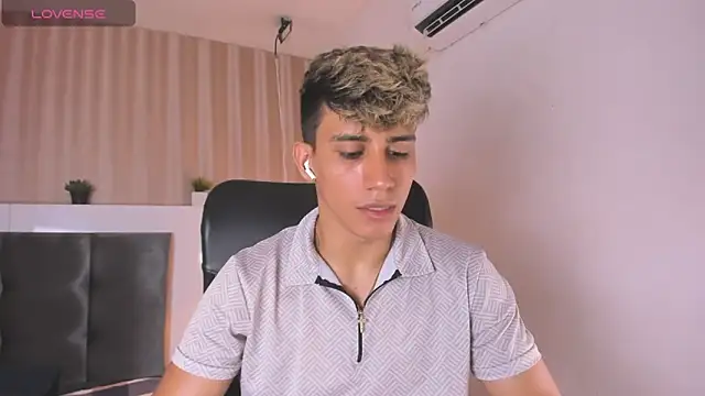 Snapshot of Allex_Cano chatting on 02-26-25, 06:43 Allex Cano online show from 02-26-25, 06:43