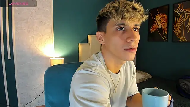 Snapshot of Allex_Cano chatting on 03-02-25, 03:02 Allex Cano online show from 03-02-25, 03:02