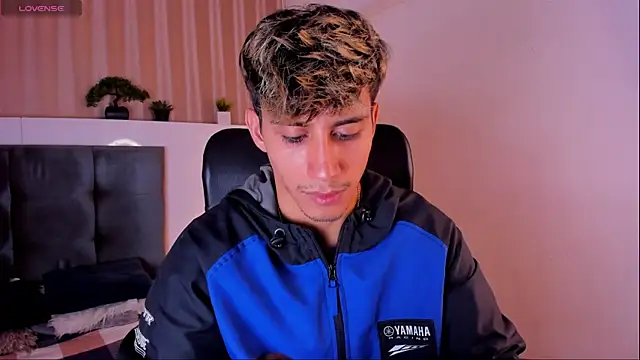 Snapshot of Allex_Cano chatting on 03-18-25, 12:03 Allex Cano online show from 03-18-25, 12:03