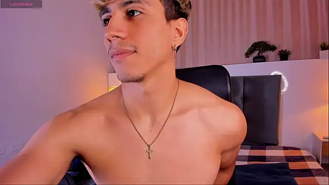 Snapshot of Allex_Cano chatting on 03-18-25, 06:15 Allex Cano online show from 03-18-25, 06:15