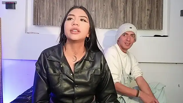 Snapshot of aron_and_paula chatting on 10-14-25, 05:30 aron and paula online show from 10-14-25, 05:30