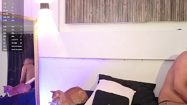 Snapshot of aron_and_paula chatting on 10-22-25, 05:08 aron and paula online show from 10-22-25, 05:08