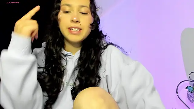 Snapshot of ammy_e chatting on 11-13-25, 02:10 ammy e online show from 11-13-25, 02:10