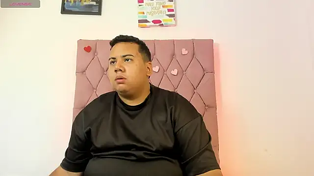 Snapshot of MICHAEL_AND_SHARON chatting on 10-11-25, 04:33 MICHAEL AND SHARON online show from 10-11-25, 04:33