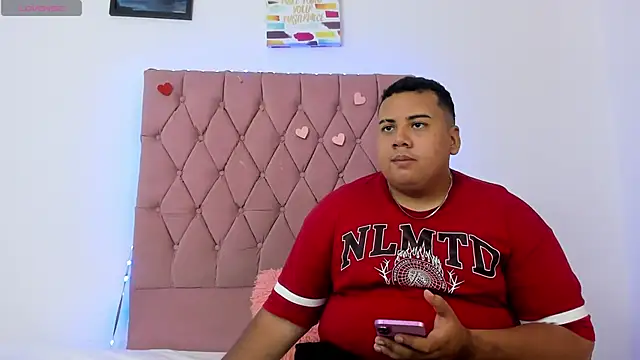 Snapshot of MICHAEL_AND_SHARON chatting on 10-19-25, 04:24 MICHAEL AND SHARON online show from 10-19-25, 04:24