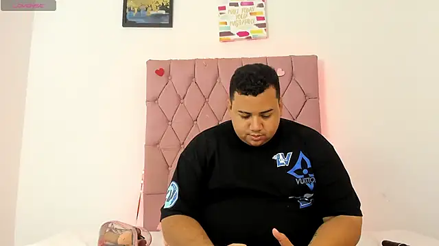 Snapshot of MICHAEL_AND_SHARON chatting on 10-25-25, 04:20 MICHAEL AND SHARON online show from 10-25-25, 04:20