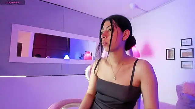 Cassie bloom online show from 11-18-25, 04:22