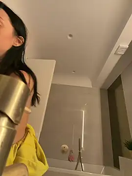 Snapshot of Mia_Splash chatting on 04-15-26, 08:10 Mia Splash online show from 04-15-26, 08:10