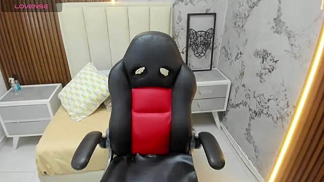 Snapshot of MEGANZARICK chatting on 10-20-25, 12:27 MEGANZARICK online show from 10-20-25, 12:27