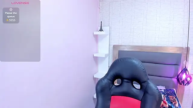 Snapshot of MEGANZARICK chatting on 12-22-25, 10:40 MEGANZARICK online show from 12-22-25, 10:40