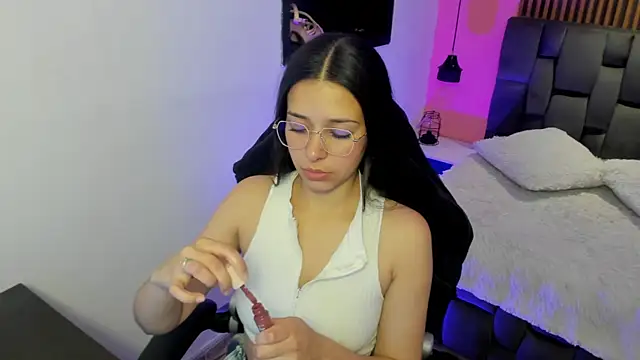 Snapshot of angeline_davies chatting on 10-10-25, 04:00 angeline davies online show from 10-10-25, 04:00